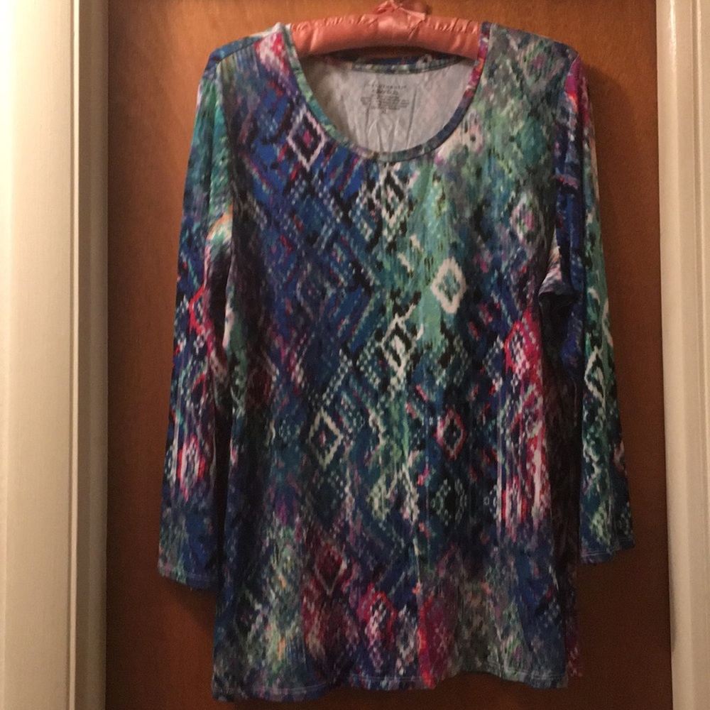 Geometric, multi-color, 3/4 sleeve popover shirt.